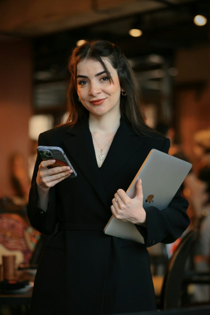 mulher segurando um telefone e feliz