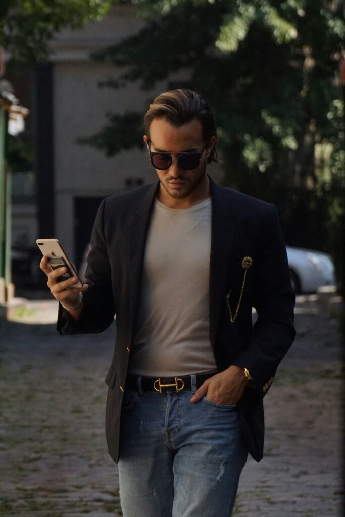 homem segurando um telefone andando
