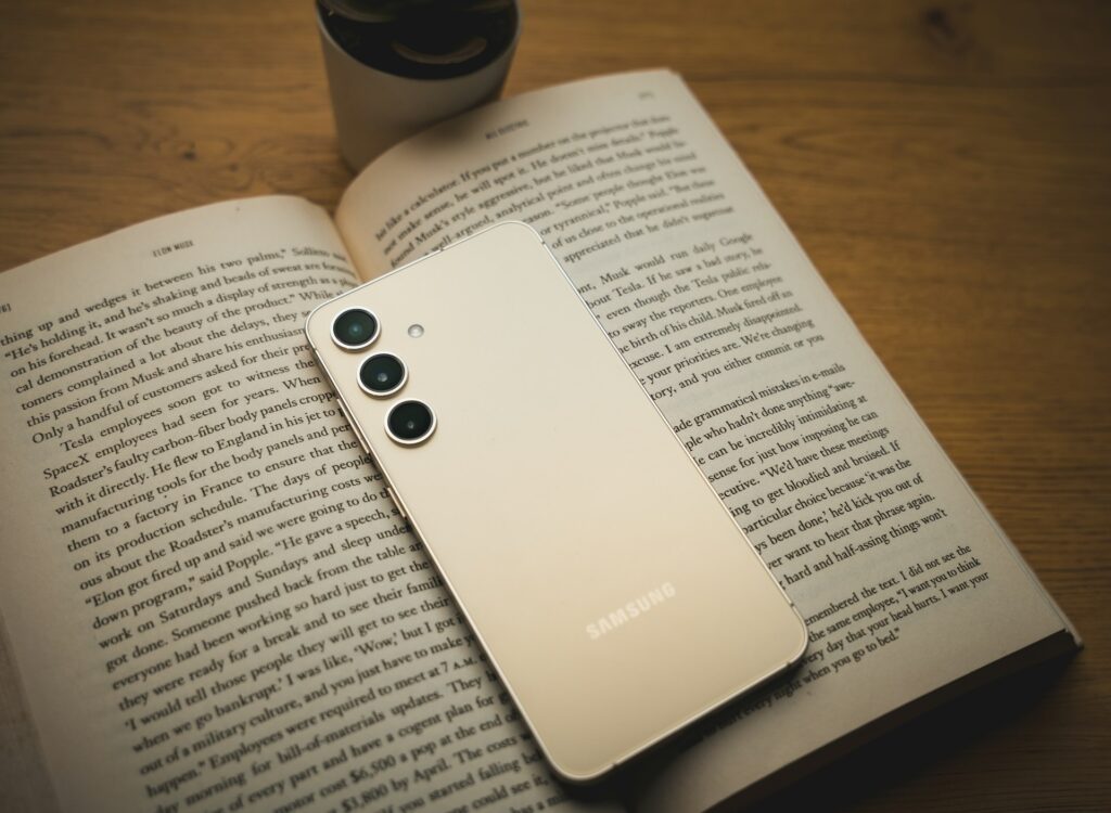 telefone em cima de um livro para mostrar a historia da telefonia