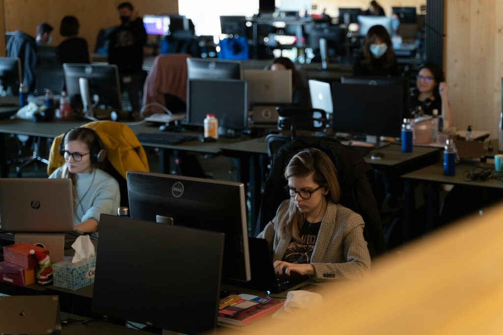 pessaos sentadas na mesa para atender telefone sem pabx em nuvem