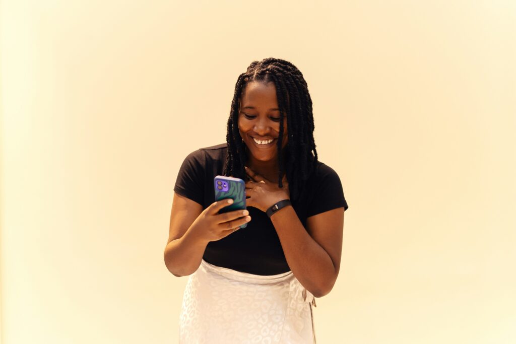 mulher ao telefone feliz com a resposta ao cliente