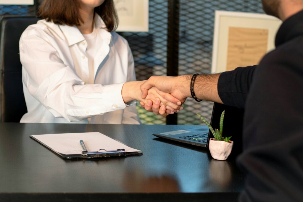 cliente e empresario fechando negocio com aperto de mao